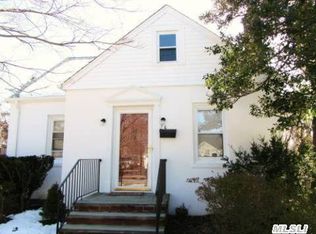 36 Colonial Rd, Smithtown, NY 11787