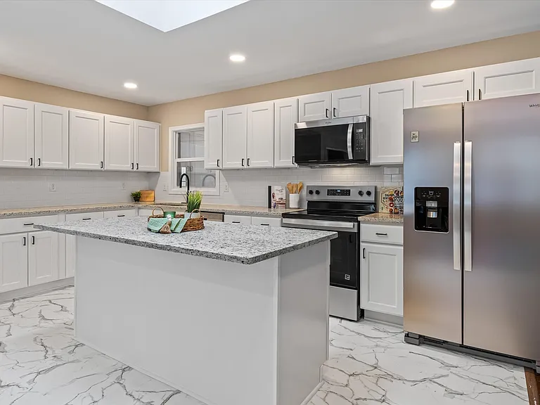 1090 Shalimar Dr — Photo 8