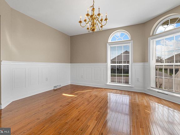 5th image of 411 Dandelion Dr