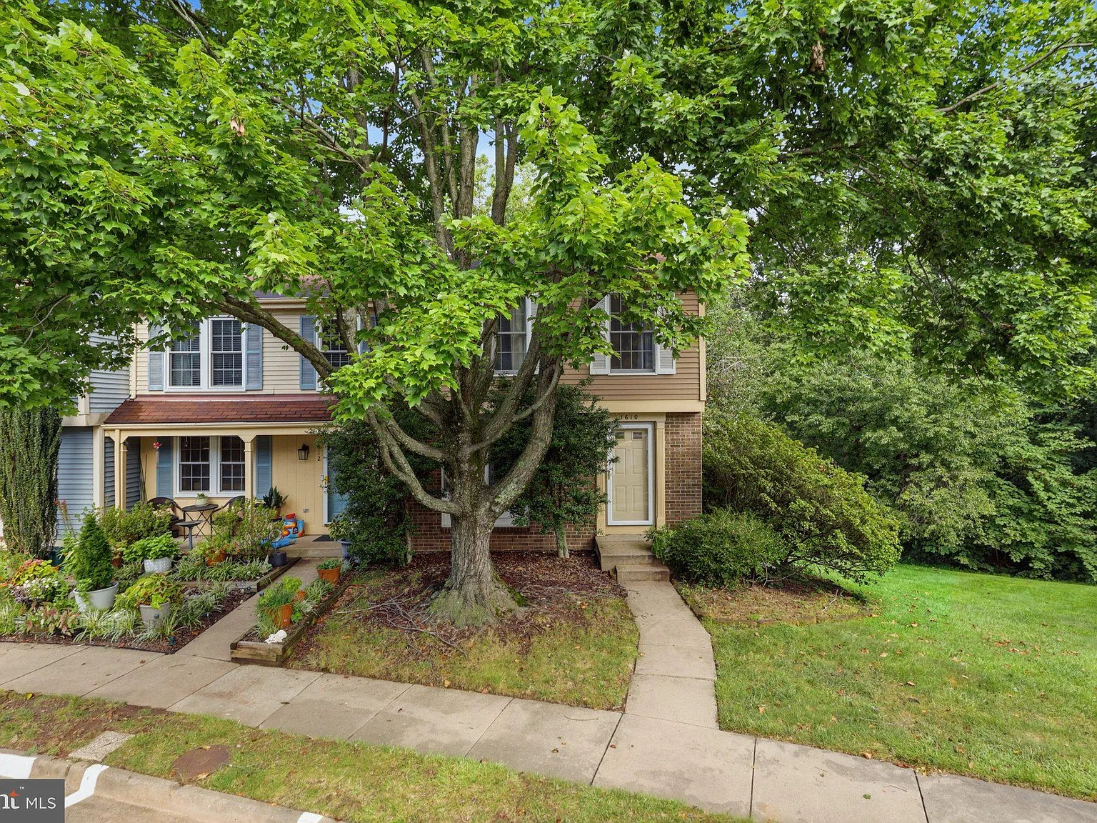 3 bed, 3.0 bath, 1820 sqft, $3,200 — Photo 2