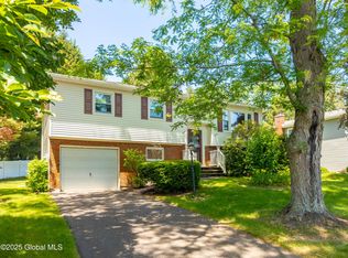 9 Mallard Ln, Latham, NY 12110