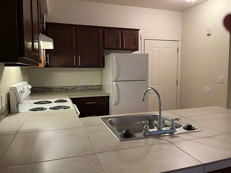 Por01 - Portsmouth Manor — Photo 6