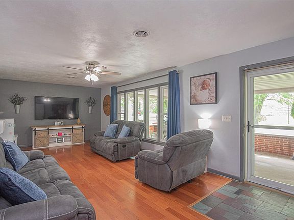 5th image of 2931 Maze Ave