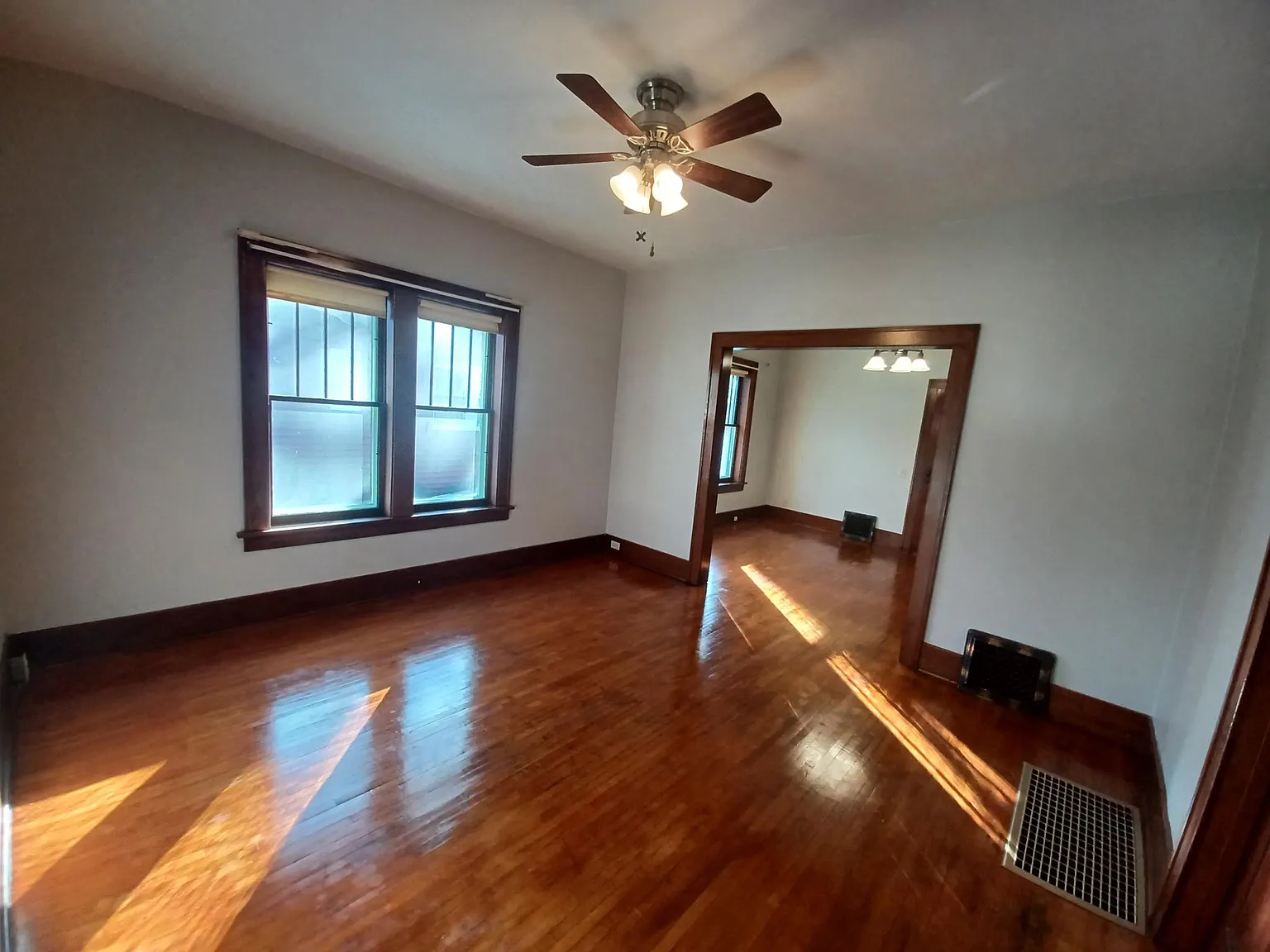 3 bed, 900 sqft, $1,295 — Photo 2