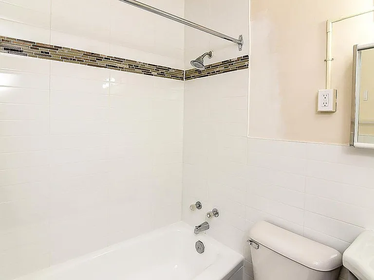 631 Upper James St — Photo 12