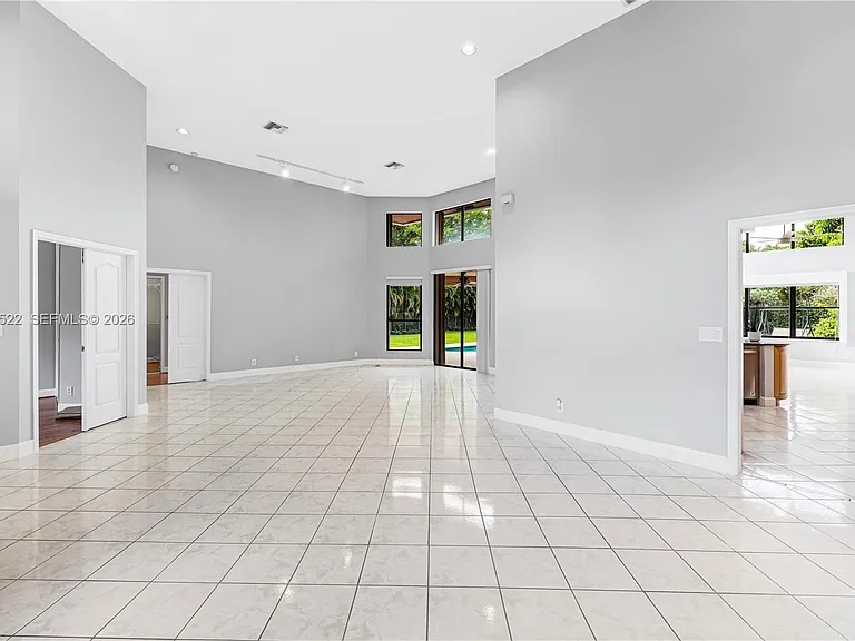 1256 Manor Dr S — Photo 2