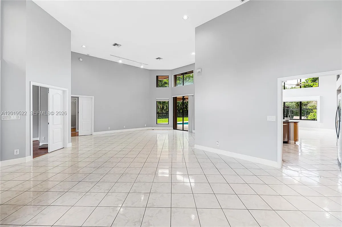 Building Photo - 1256 Manor Dr S