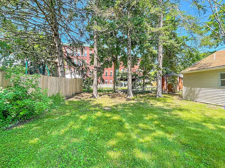27 Brentwood St #2 — Photo 49
