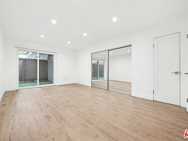 136 S Palm Dr #103 — Photo 11
