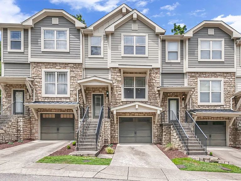 1072 Woodbury Falls Dr — Photo 2