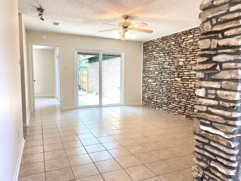 2305 Western Trails Blvd #A — Photo 8