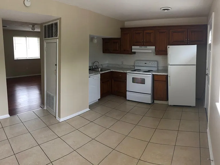 211 Columbine Ct — Photo 3