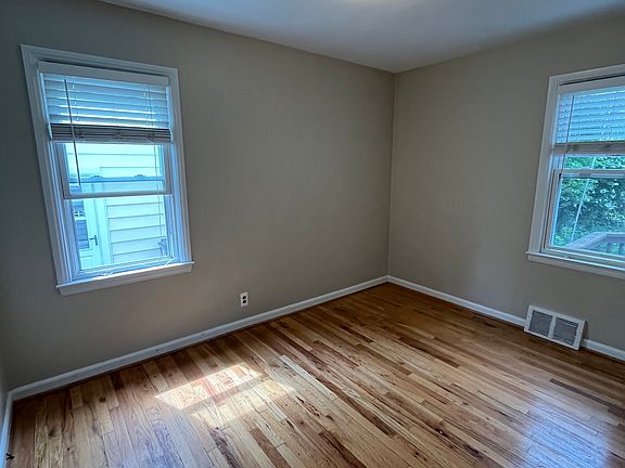5th image of 3915 Elmhurst Ave