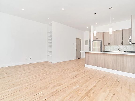 3rd image of 473 Avenue Of The Americas #Townhouse