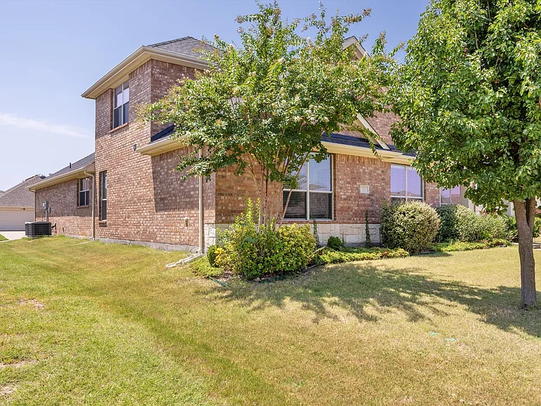 200 Shadybrook Dr — Photo 3