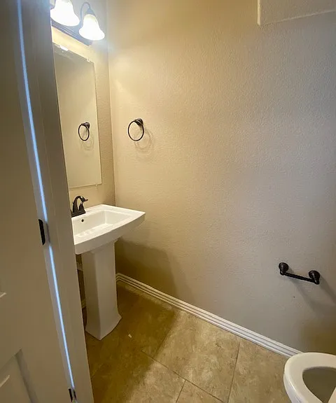 1049 N Leverett Ave — Photo 4