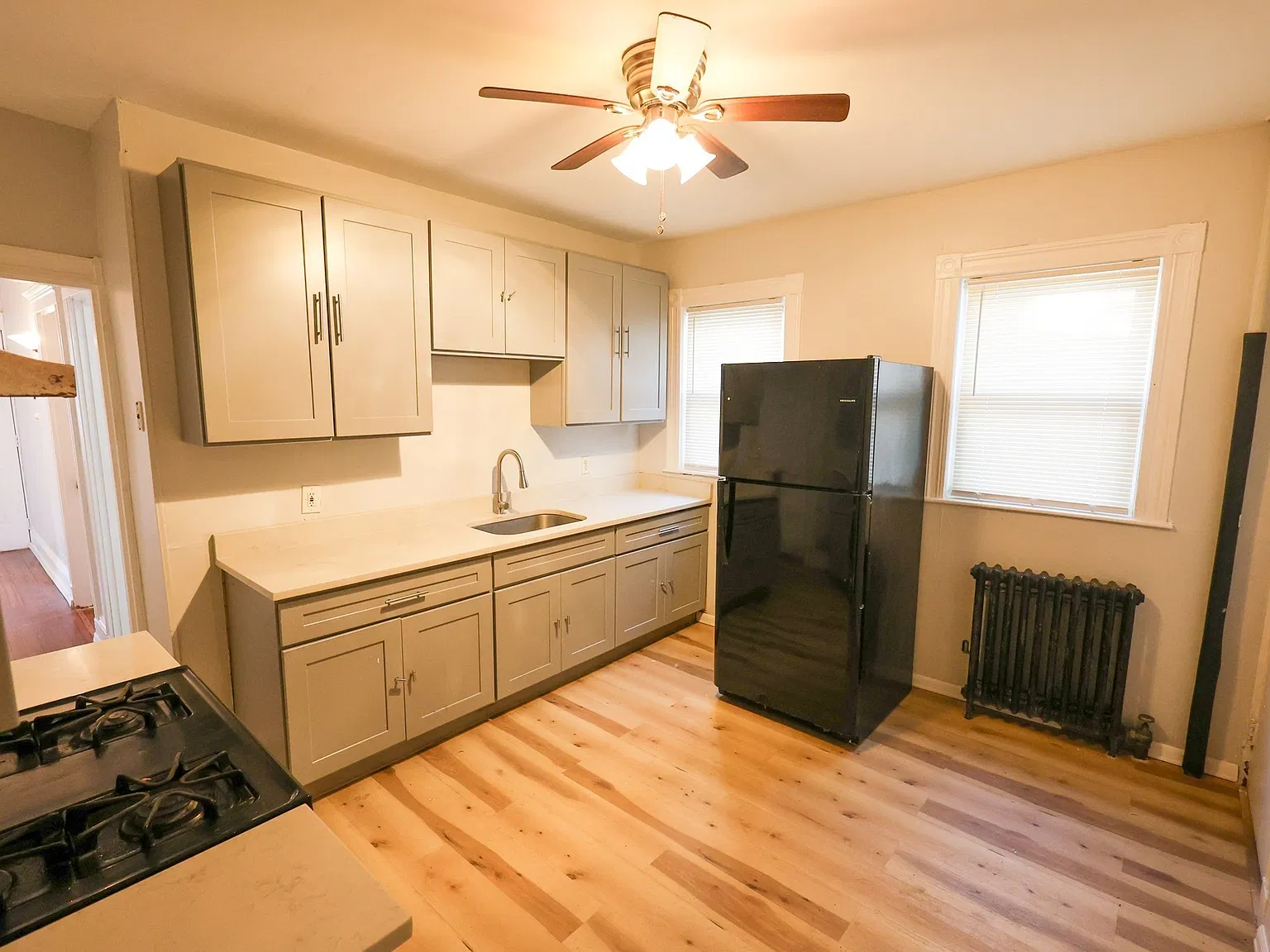 3 bed, 1.0 bath, 1000 sqft, $2,750 — Photo 2