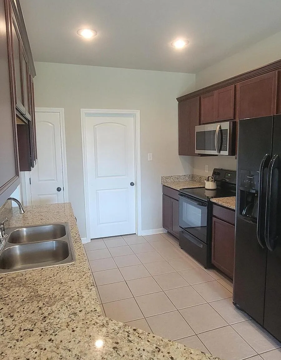 3 bed, 2.0 bath, 1657 sqft, $1,975 — Photo 3