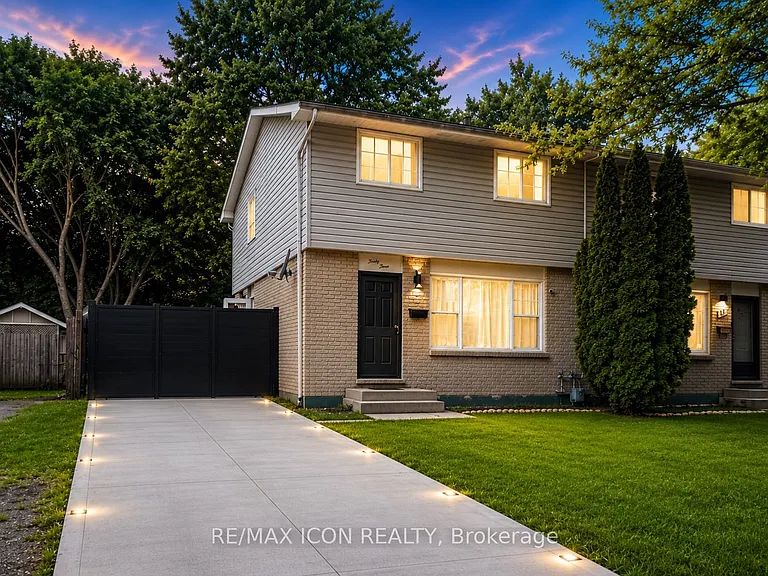 33 Sasha Cres — Photo 1
