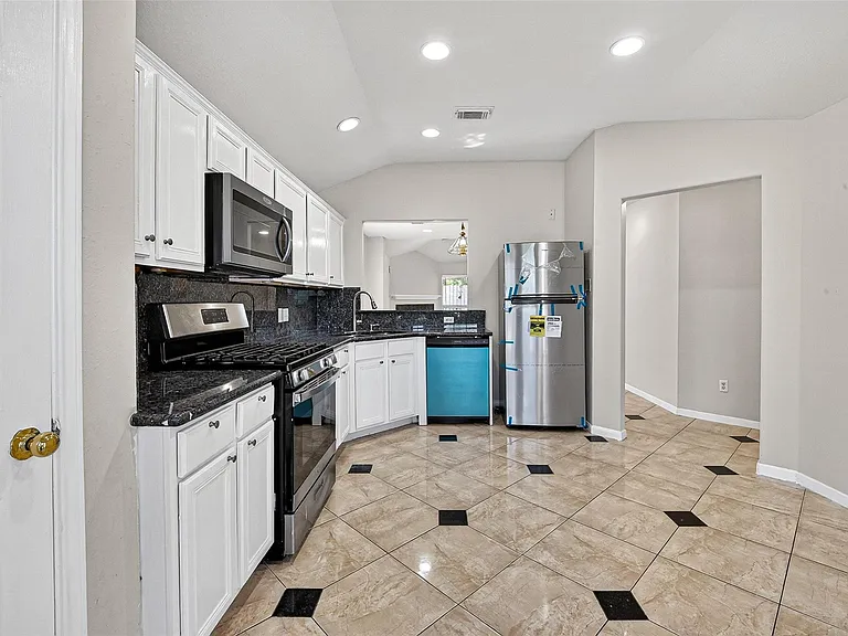 9918 Pierre Ct — Photo 10