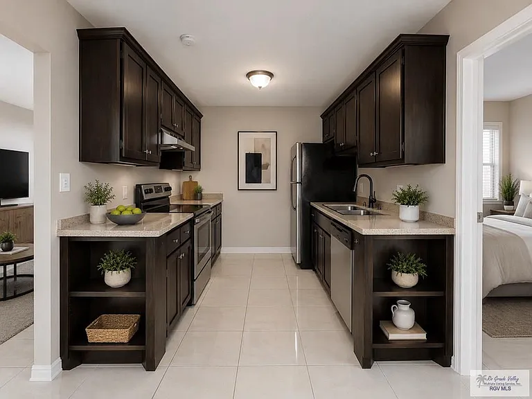 521 Tyler Ave — Photo 4