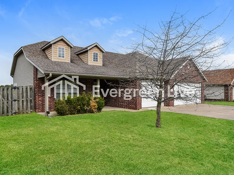 557 N Fox Meadows Ln — Photo 2