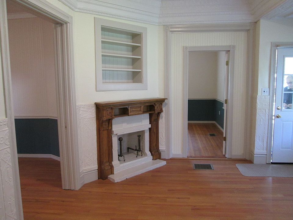 Architectural details in dining room