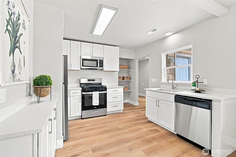 3rd image of 901 11th Street