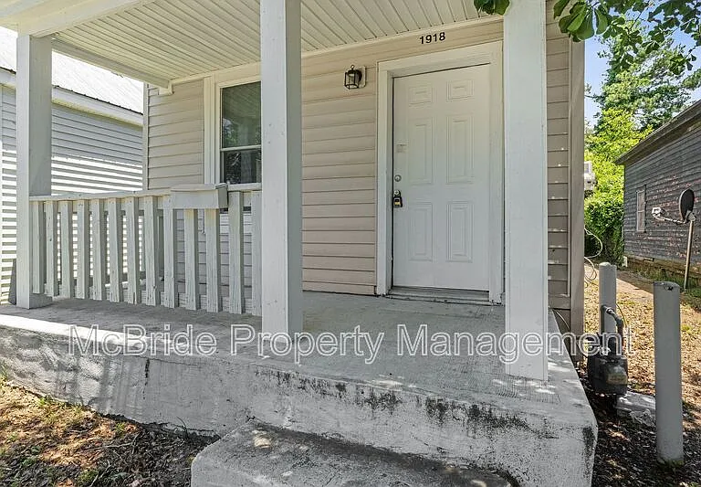 1918 Walker St — Photo 2
