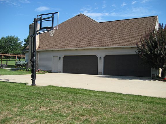 4-car garage 