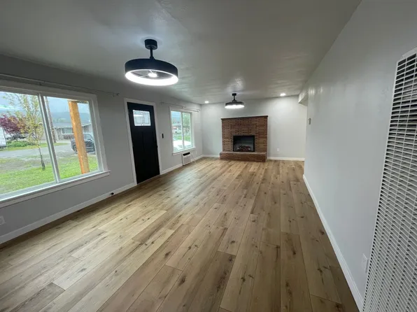 148 & 148-1/2 Winema Way, Medford, OR 97501