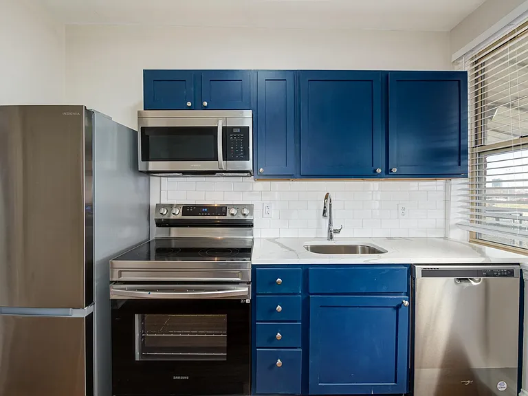 Oakview Apartments — Photo 7