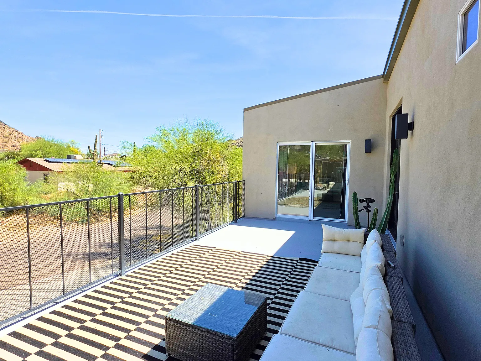 933 W Mercer Ln — Photo 4