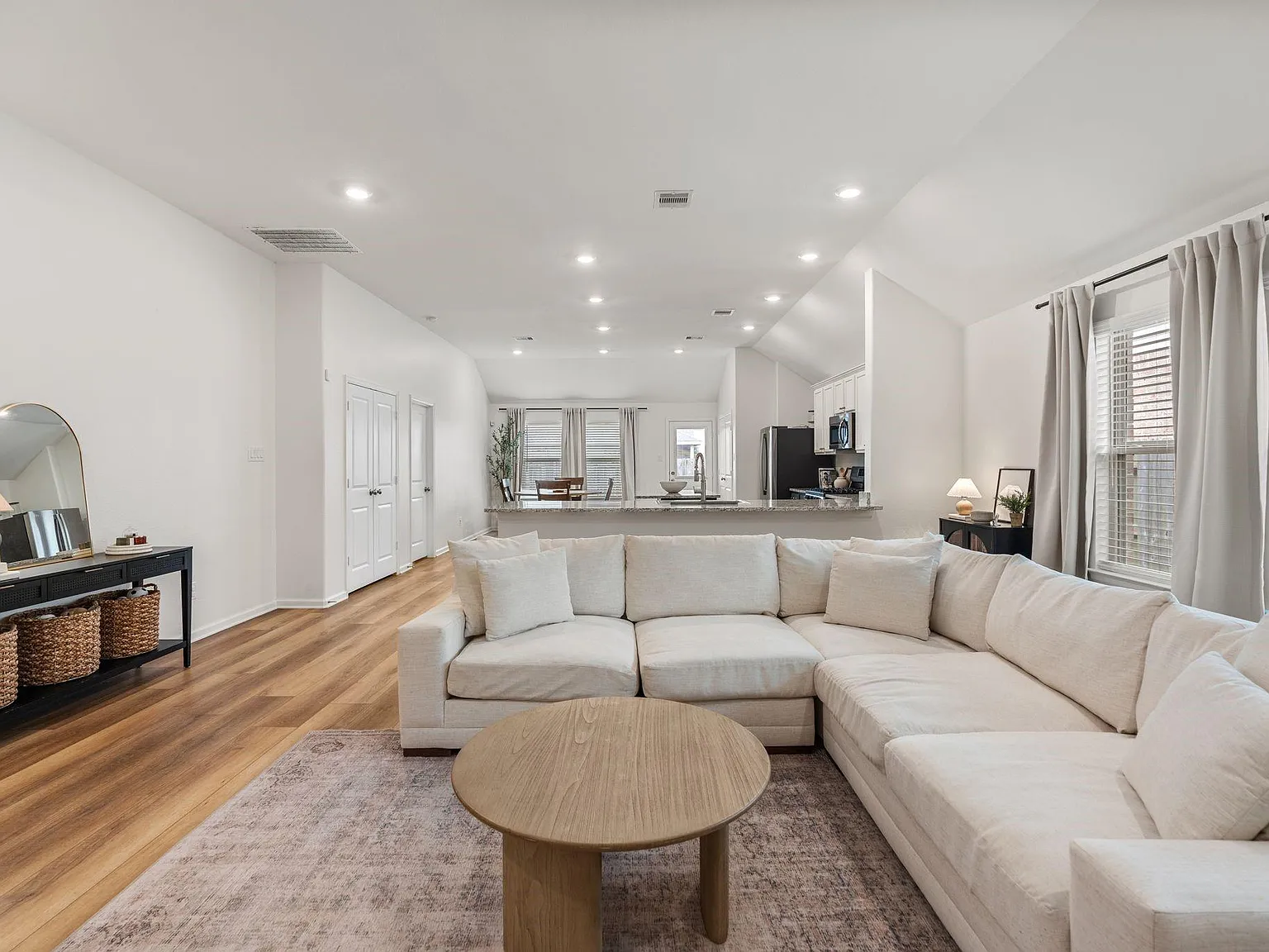 3 bed, 2.0 bath, 1852 sqft, $2,500 — Photo 3