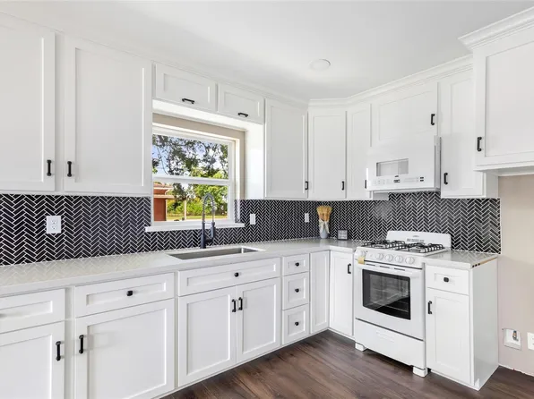 301 S Magnolia St, Highlands, TX 77562