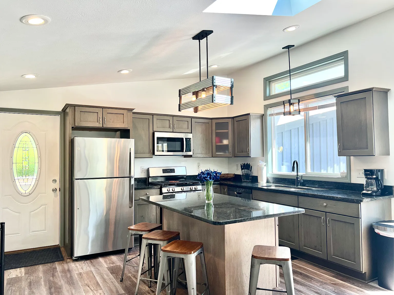 1 bed, 900 sqft, $2,500 — Photo 2