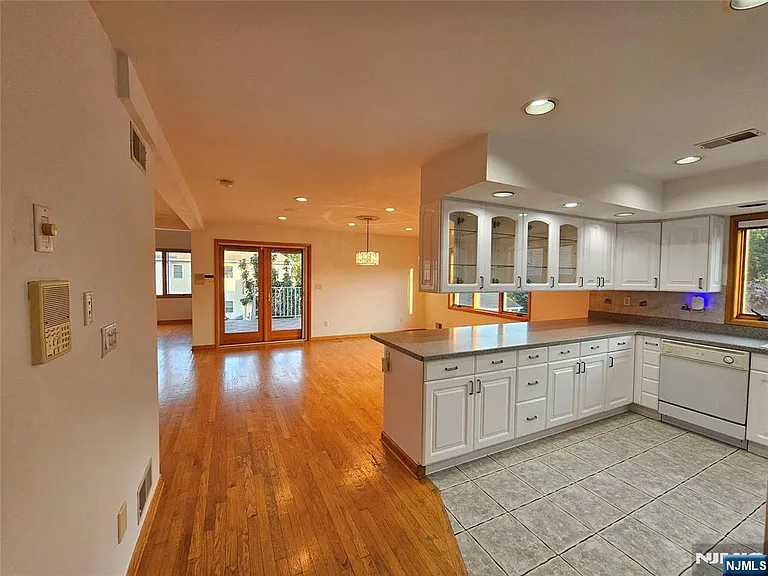 120 Johnson Ave — Photo 23