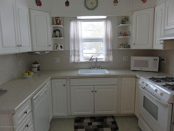 5th image of 100 Quinlan Ave