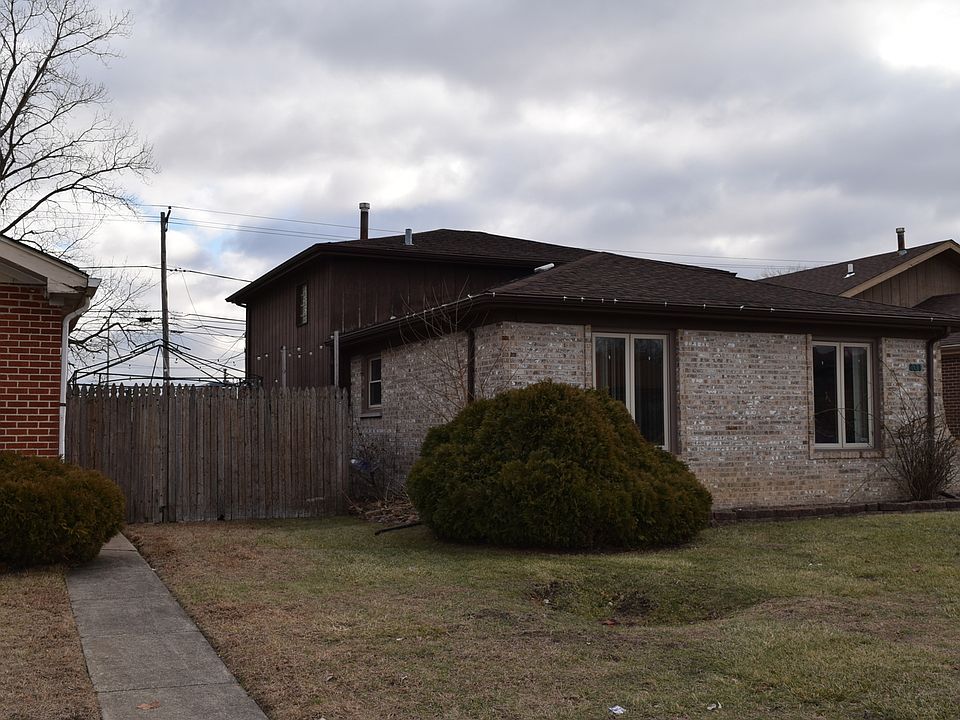1st image of 431 Hoxie Ave