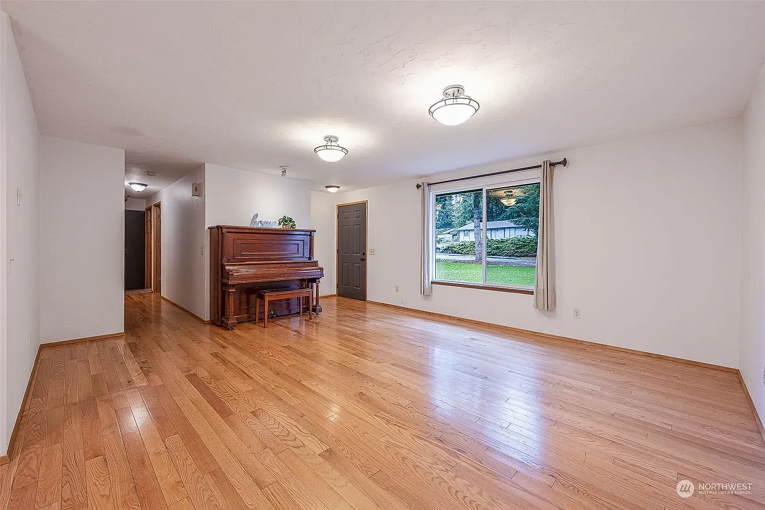3 bed, 1008 sqft, $2,400 — Photo 4