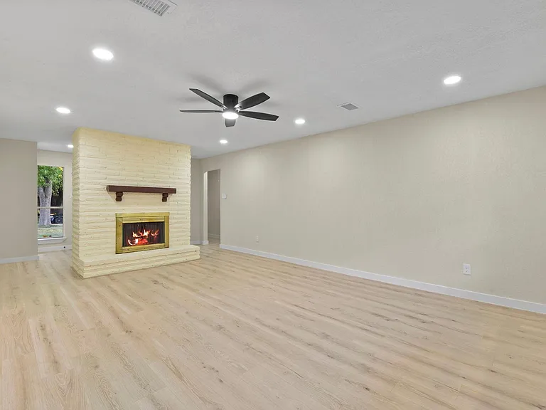 2322 Aprilmont Dr — Photo 9