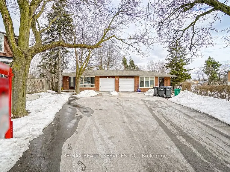 70 Montjoy Cres — Photo 1