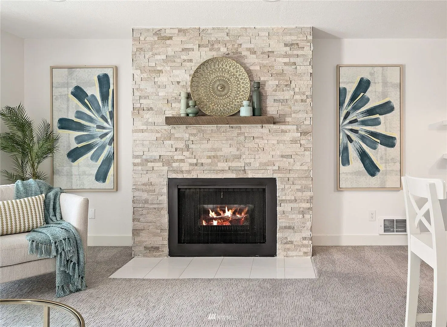 Fabulous City Living- Top Floor One Bedroom Condo-With Parking — Photo 2