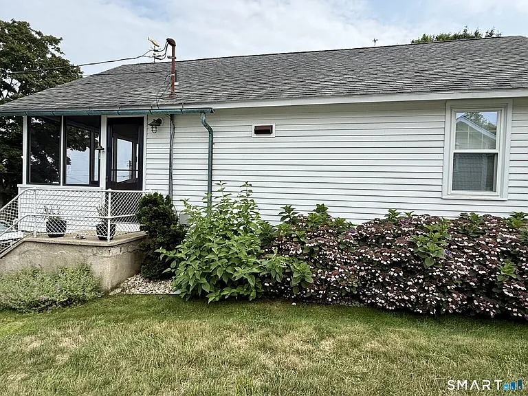 10 Reeves Ave — Photo 3