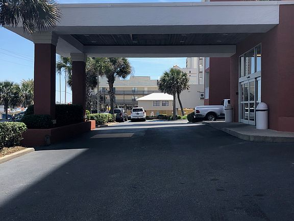 Covered Entrance to SeaCrest