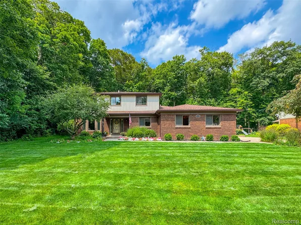 22795 Vacri Ln, Farmington Hills, MI 48335
