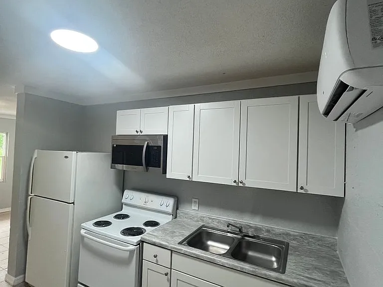 2371 Edwin St NE #C — Photo 4