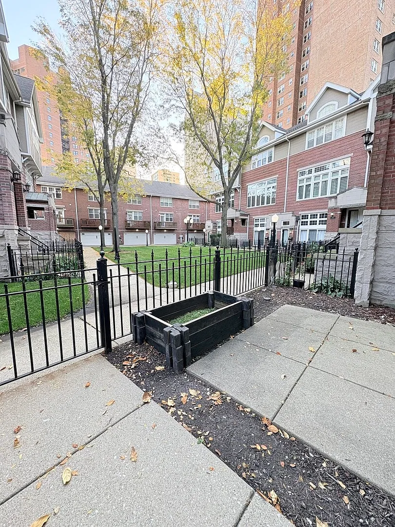2 bed, 2.5 bath, 1473 sqft, $2,900 — Photo 2