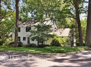 76 Great Oaks Rd, Roslyn Heights, NY 11577