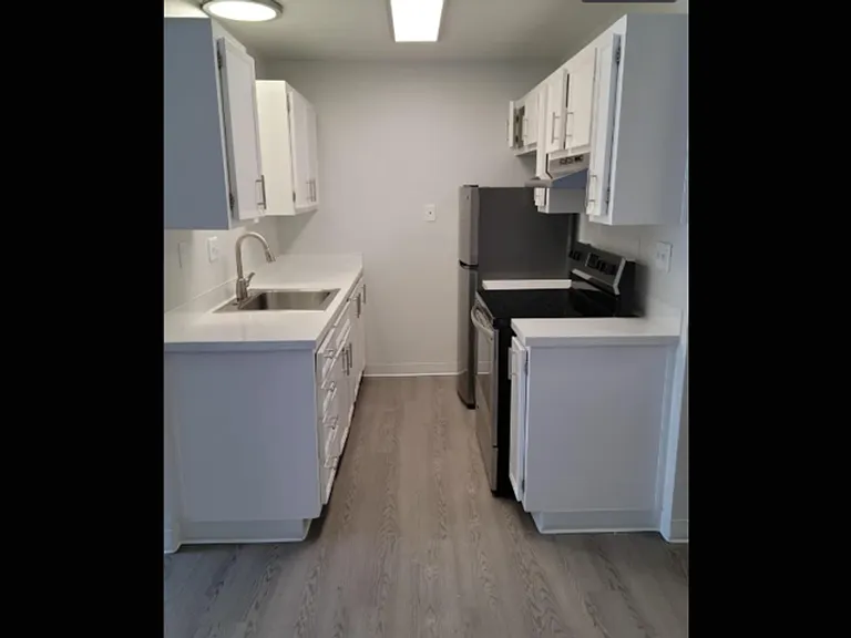 Kent Riviera Apartments — Photo 15